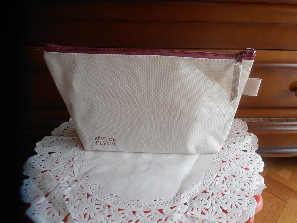 Trousse beige (42) 3 Tours (37)