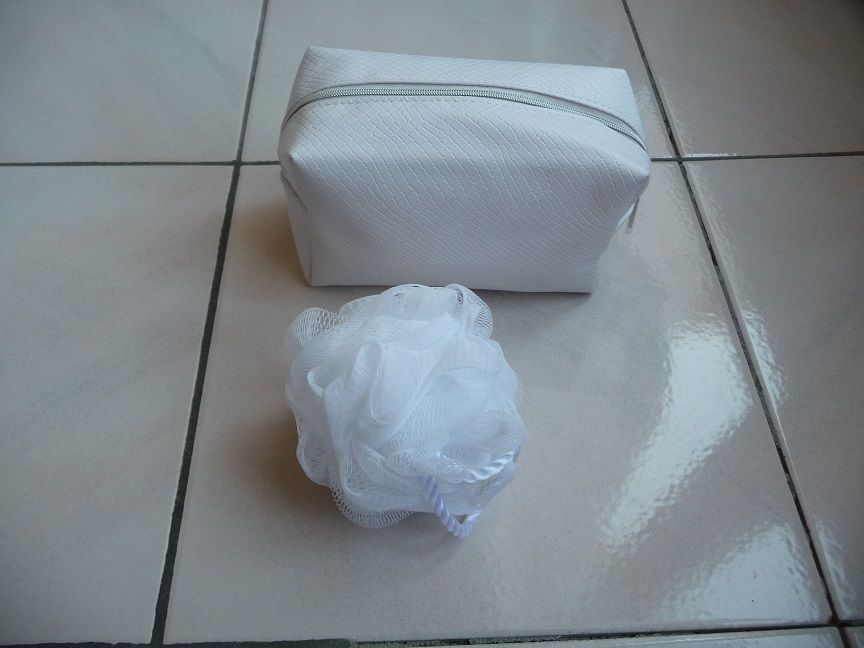 Trousse blanche et fleur de douche - NEUVES 10 Celles-sur-Belle (79)