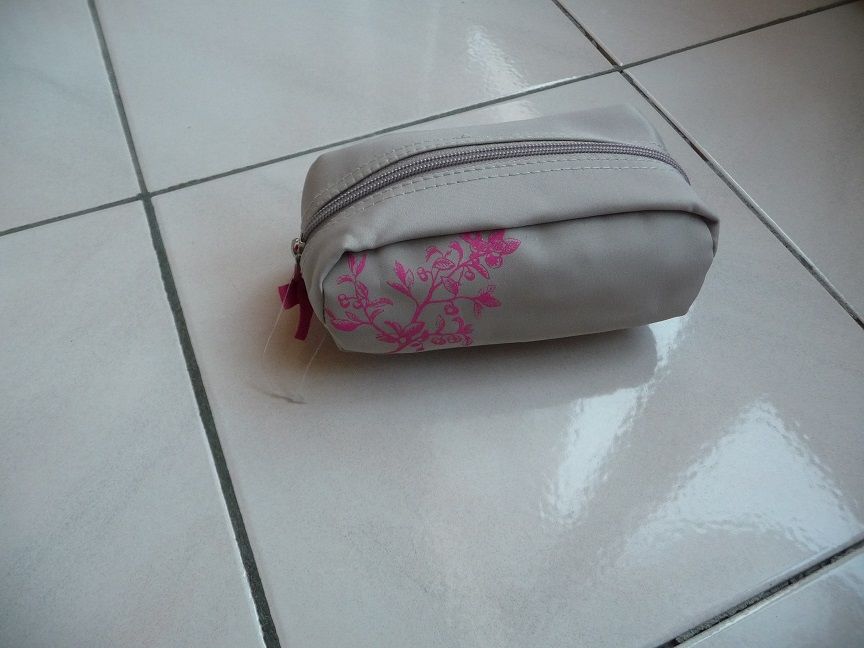 Trousse grise motif floral rose - NEUVE 6 Celles-sur-Belle (79)