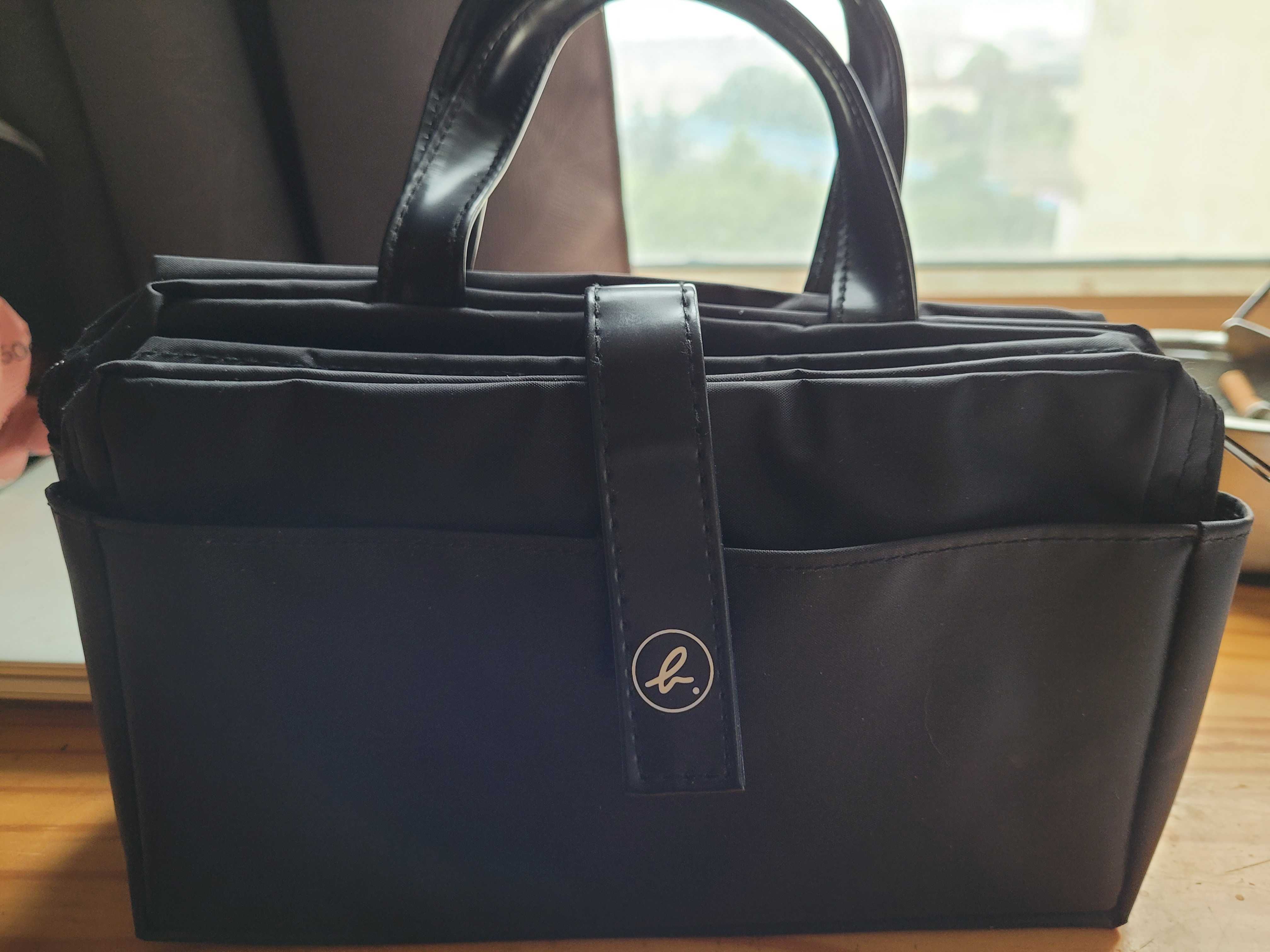 Trousse �  maquillage sign�e Agn�s B 9 Paris 19 (75)