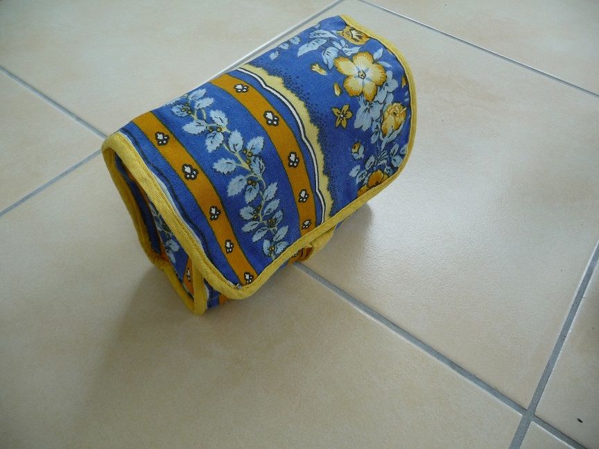 Trousse motifs proven�aux bleus et jaune - Neuve 6 Celles-sur-Belle (79)