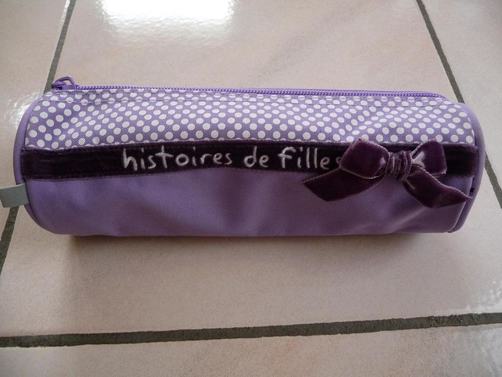Trousse ronde parme Histoires de filles tr�s jolie 5 Celles-sur-Belle (79)