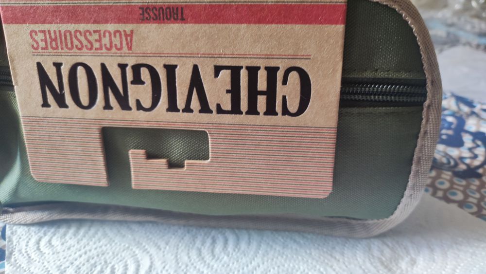 Trousse toile kaki mixte Chevignon. Neuve. 25/15 cm 40 Verneuil-sur-Seine (78)