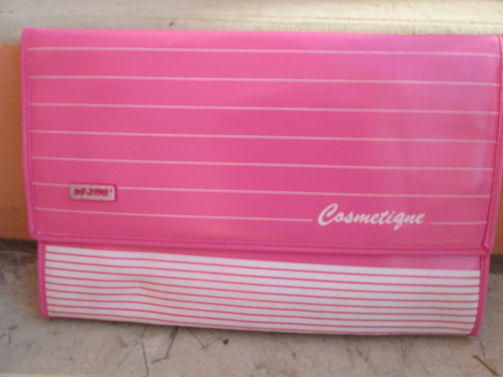 TROUSSE  DE  TOILETTE   NEUVE
6 Marseille 9 (13)