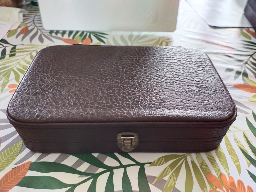 TROUSSE DE TOILETTE POUR LE VOYAGE . 30 Dolus-d'Ol�ron (17)