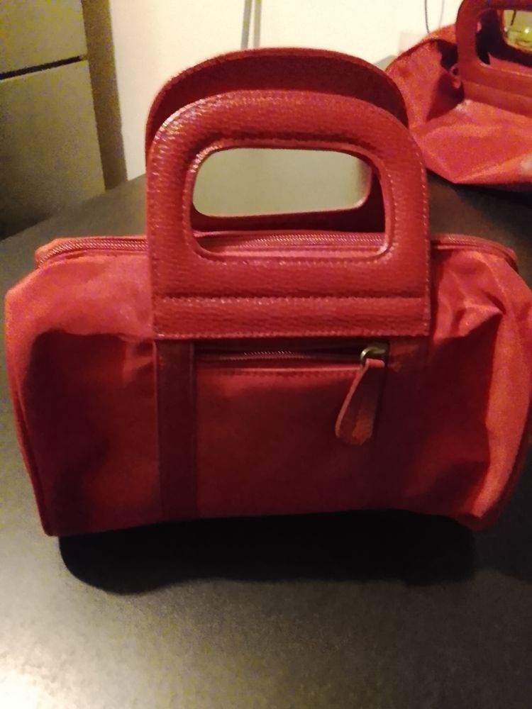 Lot sac et trousse de toilette rouges bon �tat 10 Toulon (83)