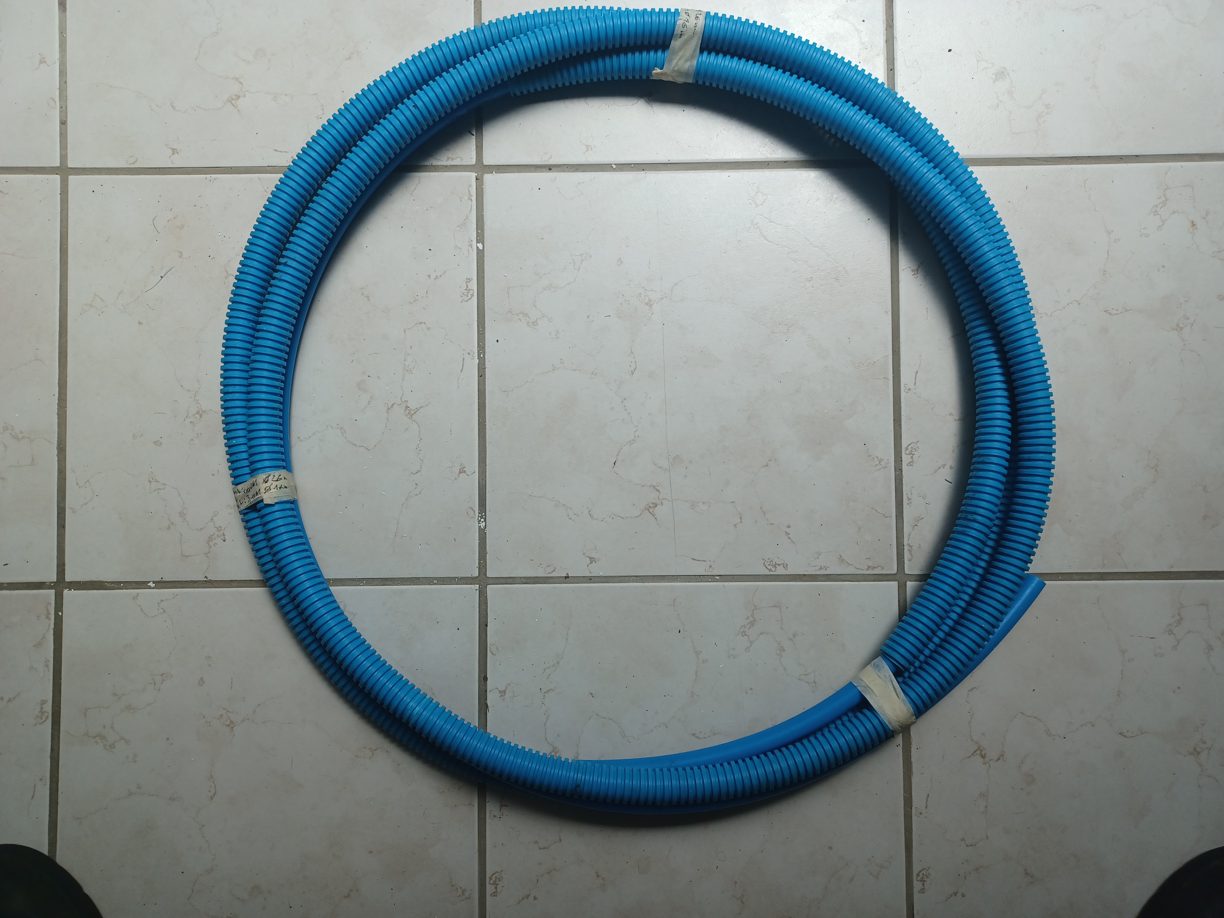 Tube PER pr�-gain� annel� bleu 
6 Montigny-Lencoup (77)