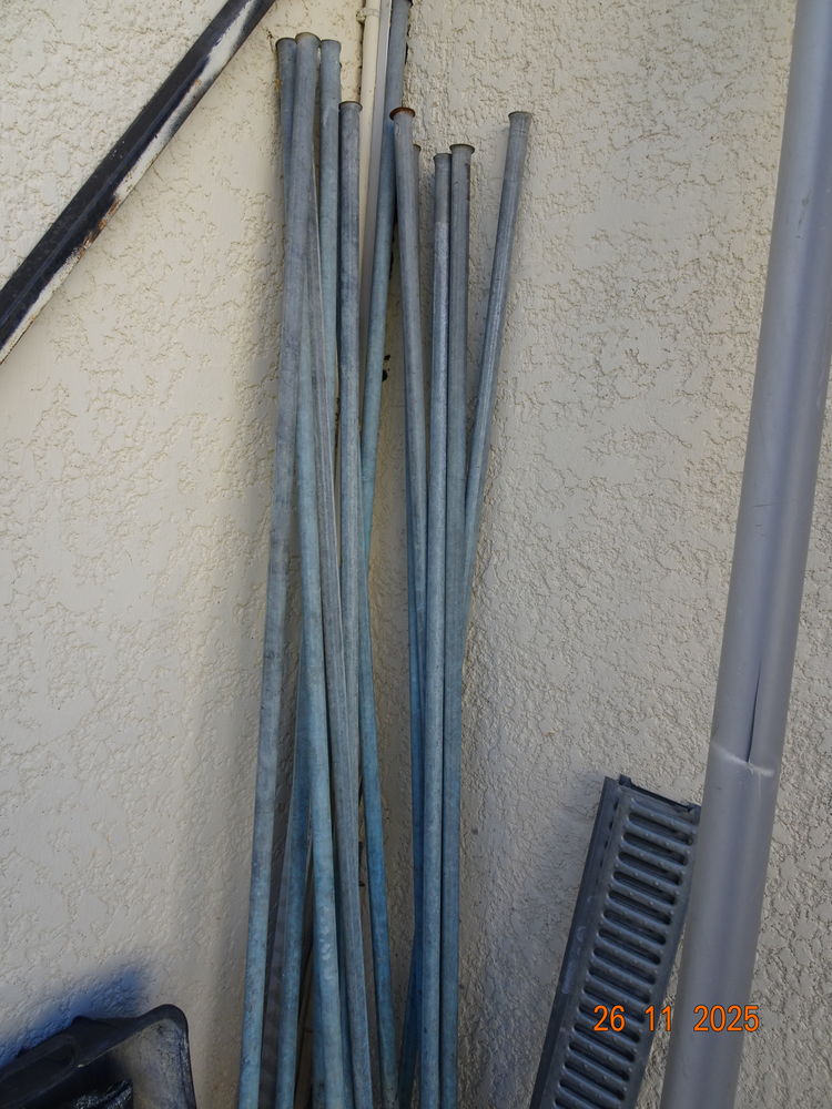 tubes galvanis�s pour tuteurs ou autre usage. 50 Nages-et-Solorgues (30)
