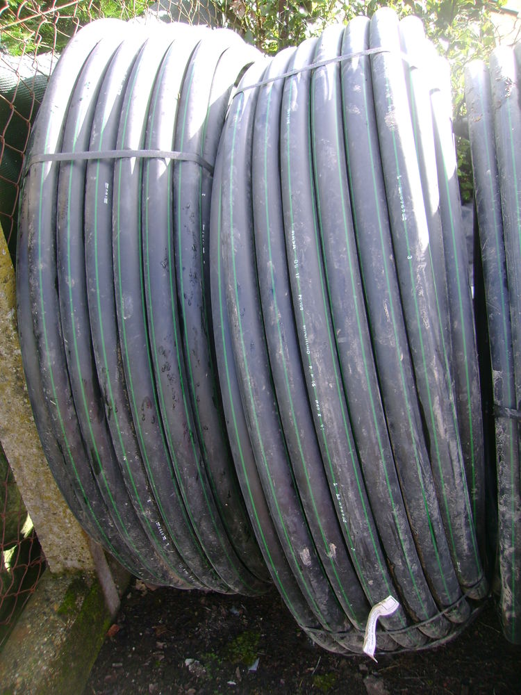 Tubes noirs en poly�thyl�ne � bandes vertes Cana Plast 3 Hagetmau (40)