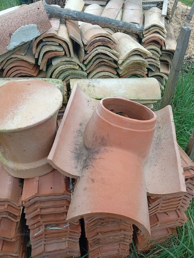 Tuile � douille - pour tuiles romanes  + chapeau 35 Sauz�-Vaussais (79)