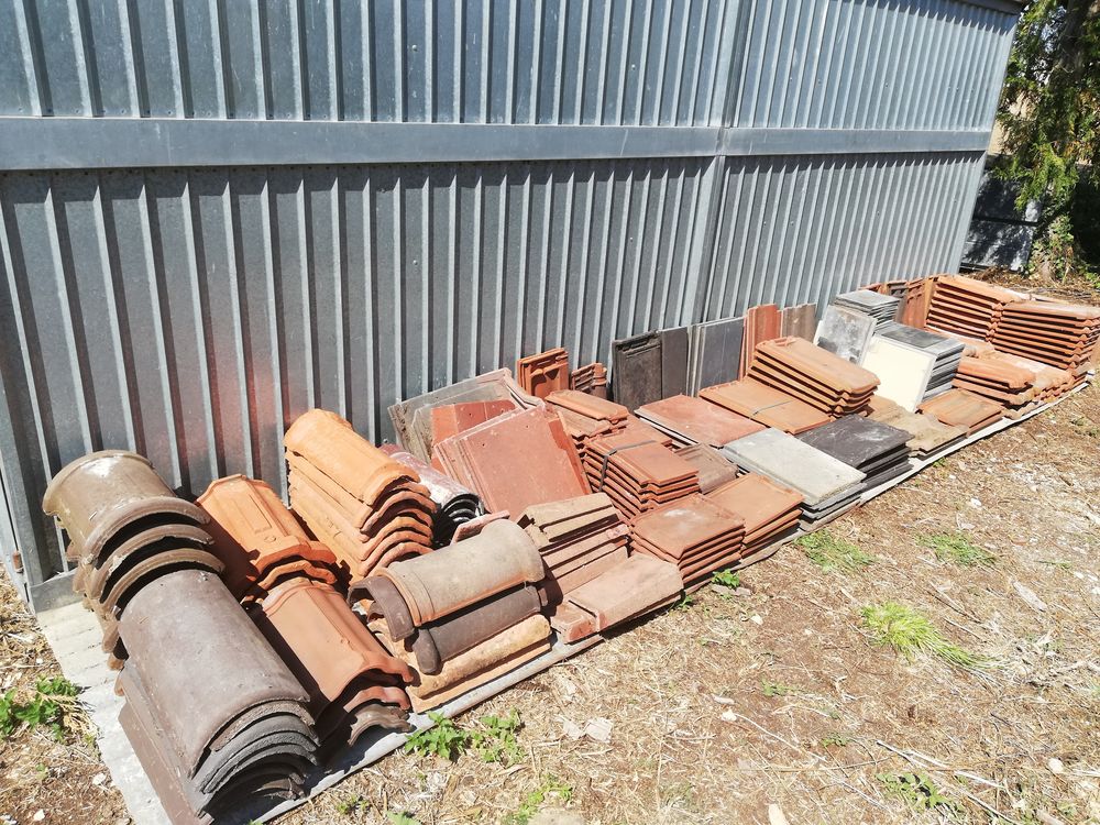Lot de tuiles et autre pour toiture. 80 Crosses (18)