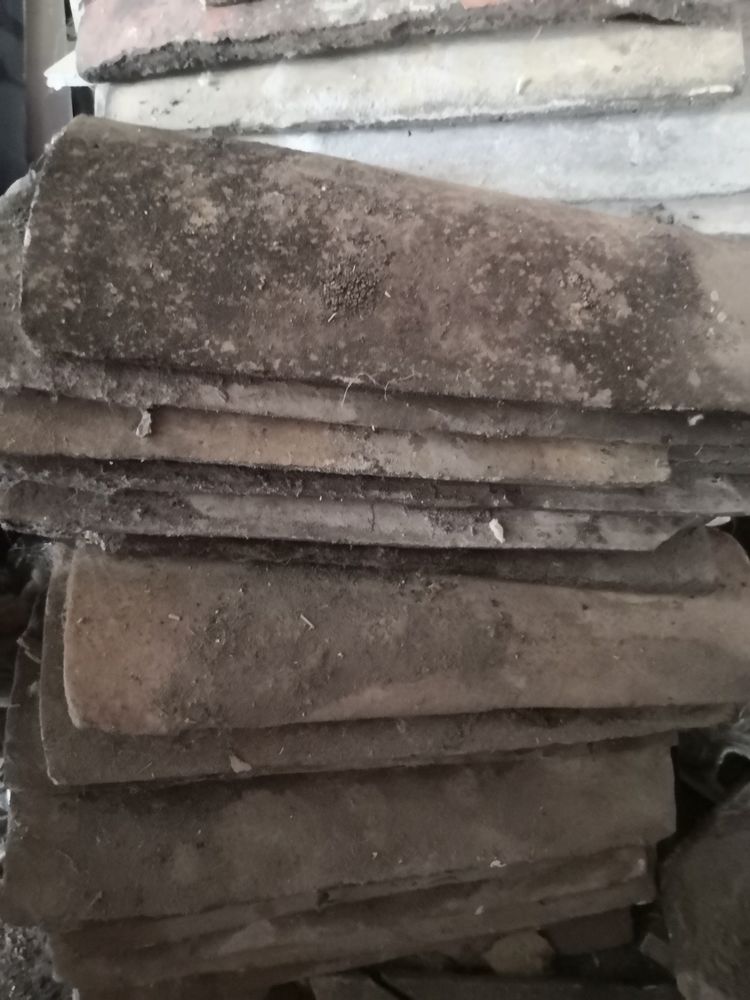 Tuiles canal beaujolaises anciennes rare environ 340 pi�ces 0.8 Beaujeu (69)