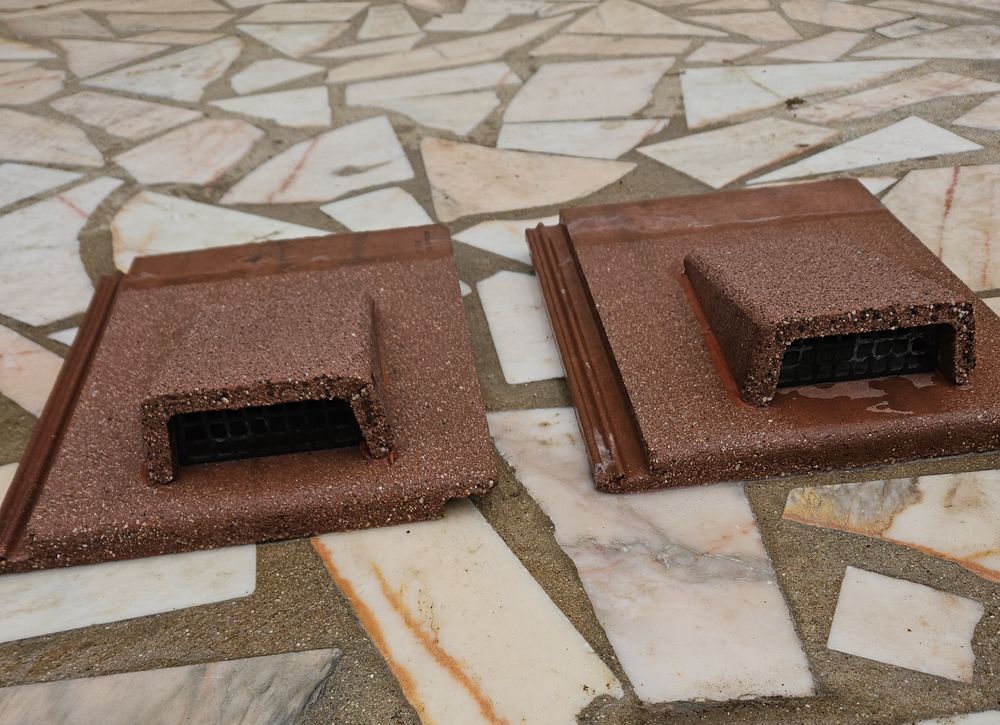 Tuiles chati�re a�ration redland 42x33 
50 Chelles (77)