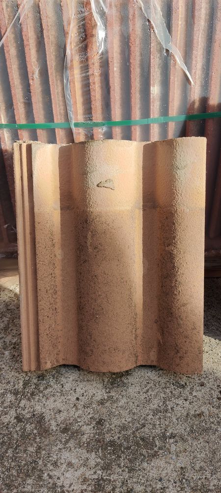Tuiles Redland marron num�ro 2 marque fran�aise 1 Boll�ne (84)