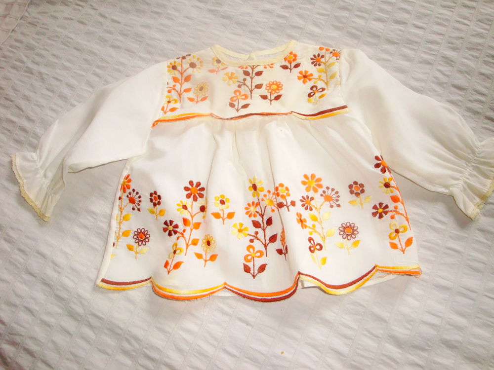 Tunique de b�b� blanche avec broderies  1er �ge 5 Nimes (30)