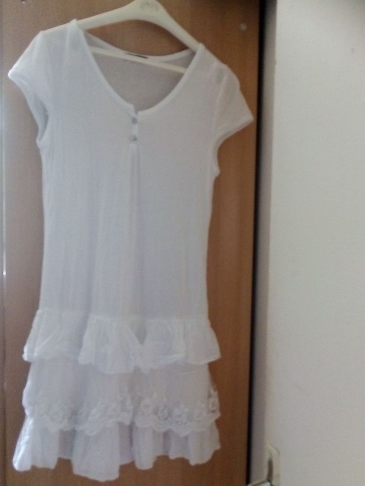 Tunique blanche � manches courte et avec volants 5 Caen (14)