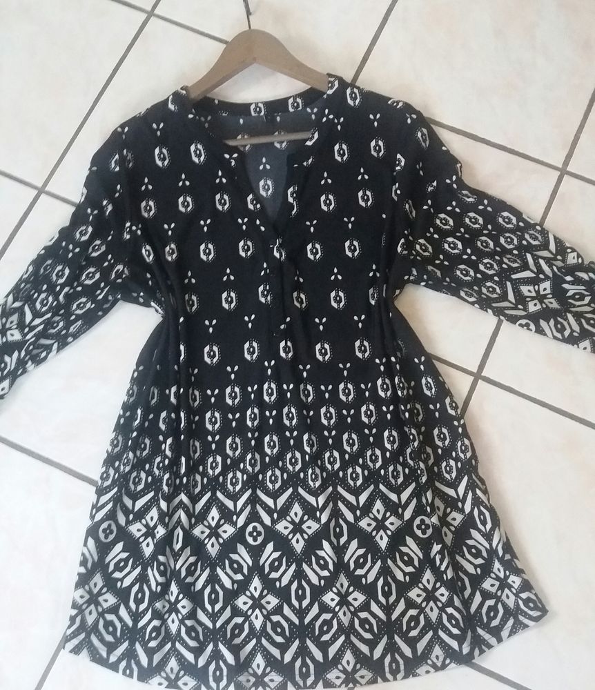 Tunique noire � motifs infroissable L 72 cm T 42 ou 40 / 42 10 Domart-en-Ponthieu (80)