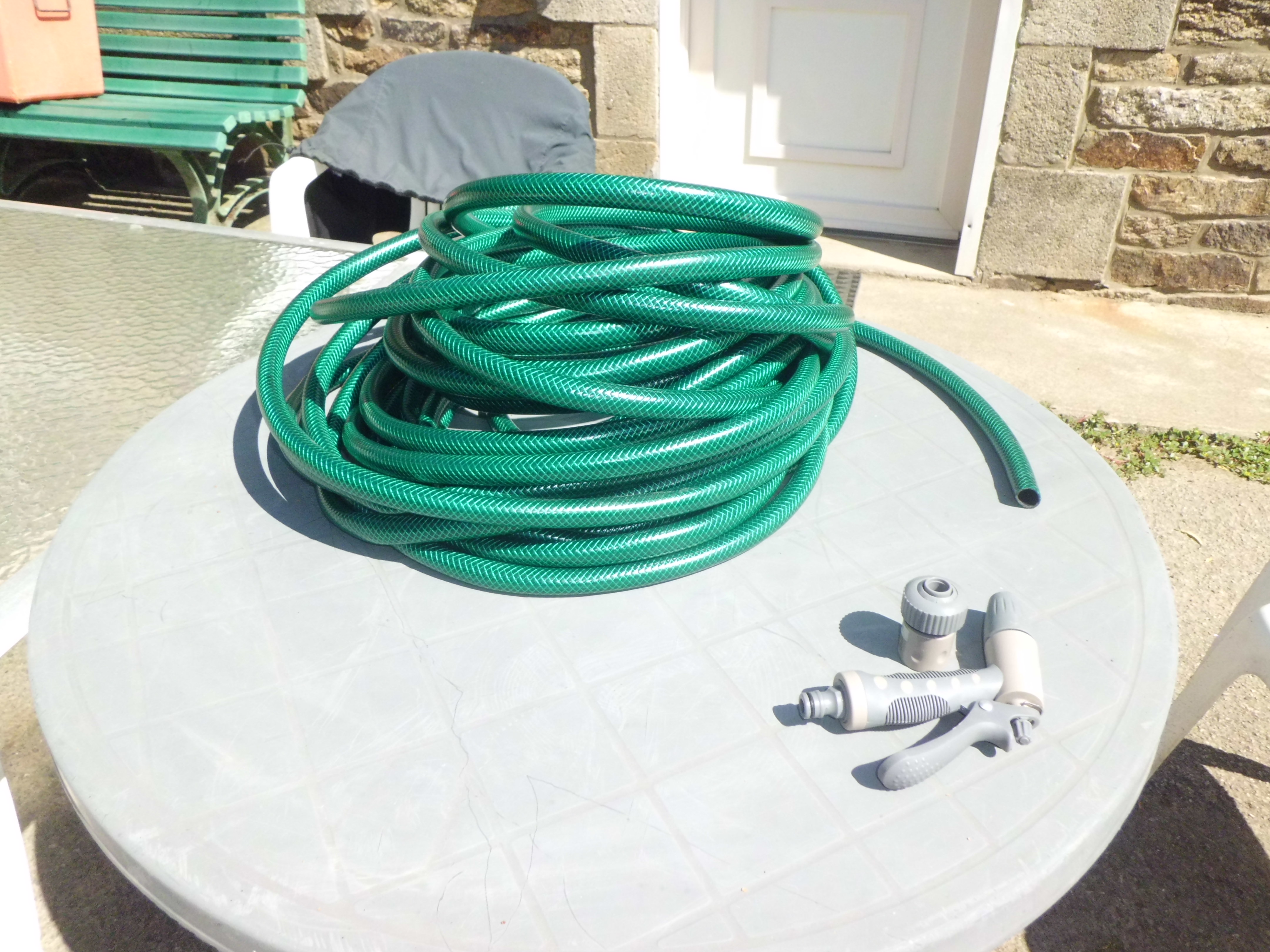  tuyau d'arrosage 25 m  + kit manette tout   neuf 20 Tr�dion (56)