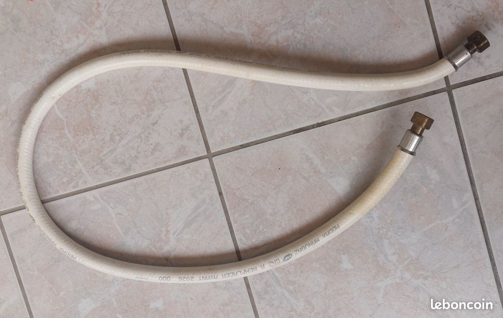 TUYAU DE GAZ AVEC EMBOUTS VISS�S 10 Saint-Mandrier-sur-Mer (83)