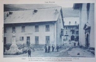 CPA 04 Ubaye, Larche N�1347 place centrale, �glise, monument 19 Jausiers (04)