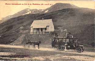 CPA 04 Ubaye - Col de la Madeleine maison internationale bus 0 Jausiers (04)
