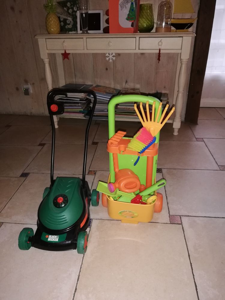 Ustensiles jardinage et tondeuse avec son. 40 Les Bordes (36)