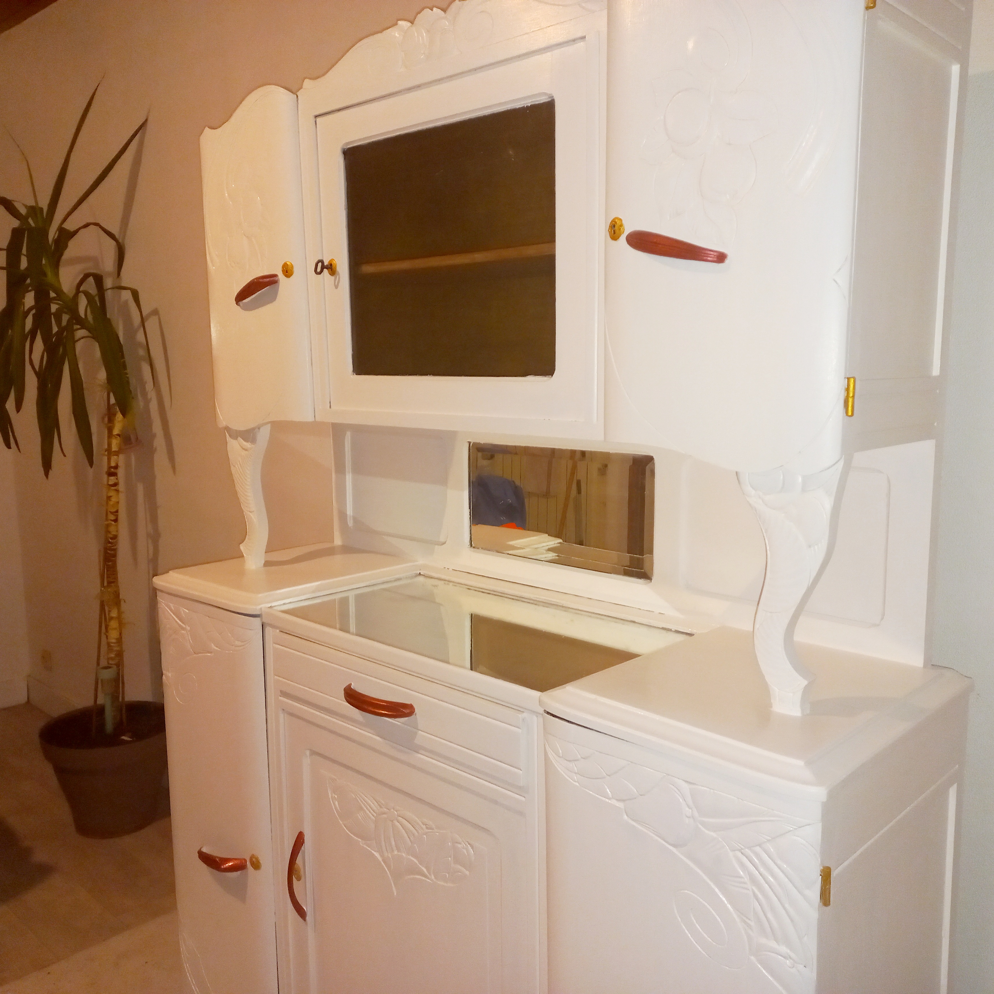 Vaisselier blanc. 0 Rilhac-Lastours (87)