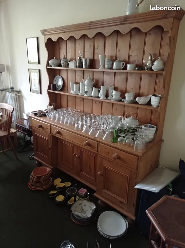 Vaisselier en pin massif.
200 Levallois-Perret (92)