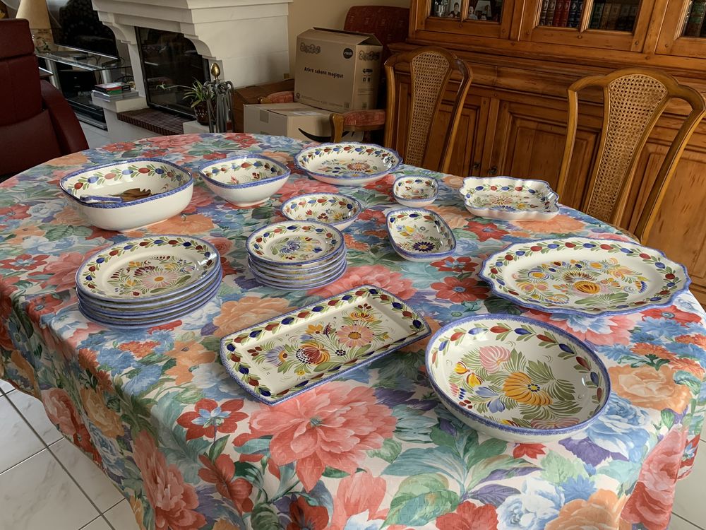 Vaisselle en fa�ence de Quimper HB Henriot.
300 Bois-d'Arcy (78)