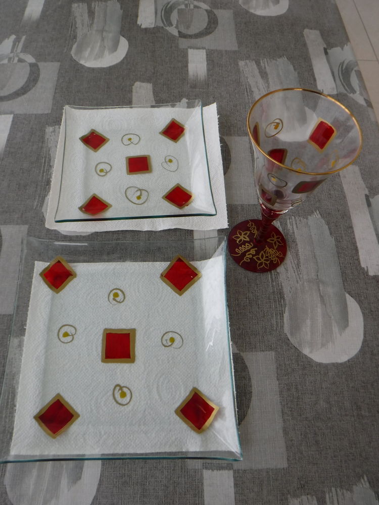 Vaisselles de f�tes (transparentes, rouge, dor�es) 30 Villeneuve-le-Roi (94)