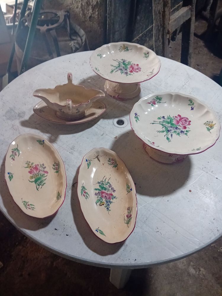 Lot de vaisselles � fleurs anciennes 8 Le Landreau (44)