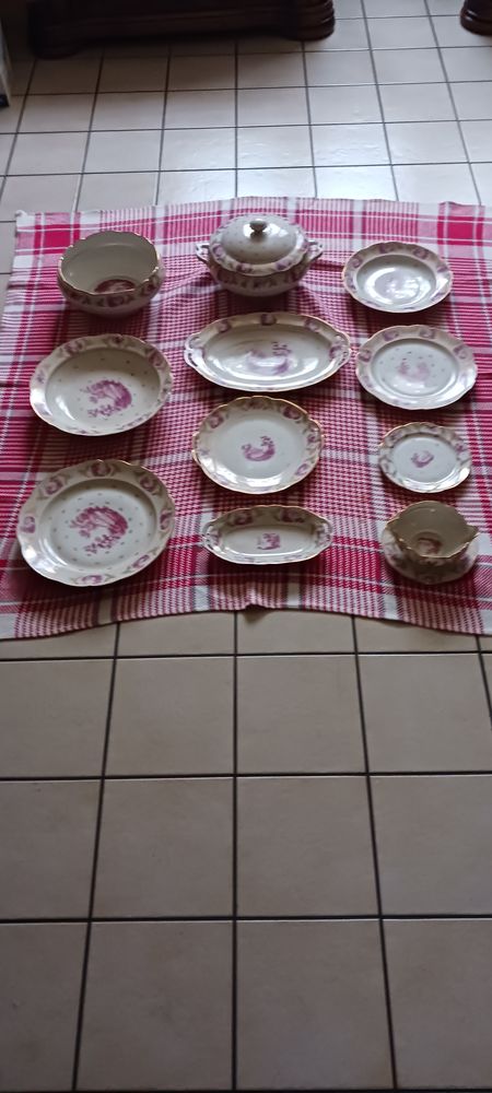 VAISSELLES EN PORCELAINE DE LIMOGES 62 PIECES . 150 Fr�vent (62)