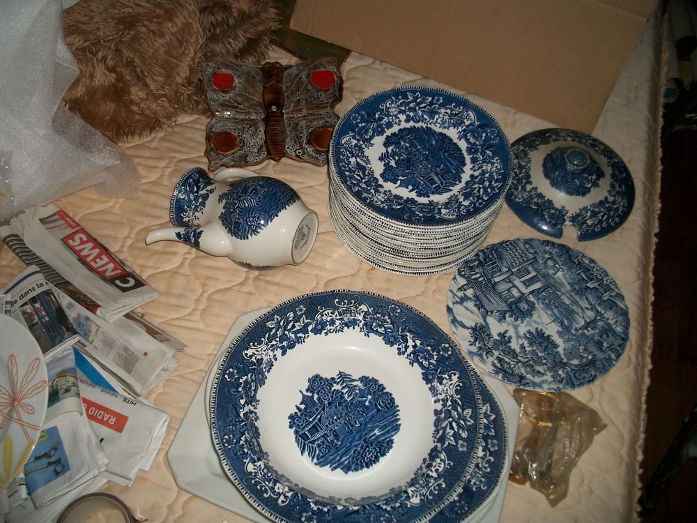 vaisselles style anglaise 
et couvert argent 
verres 0 Lyon 8 (69)