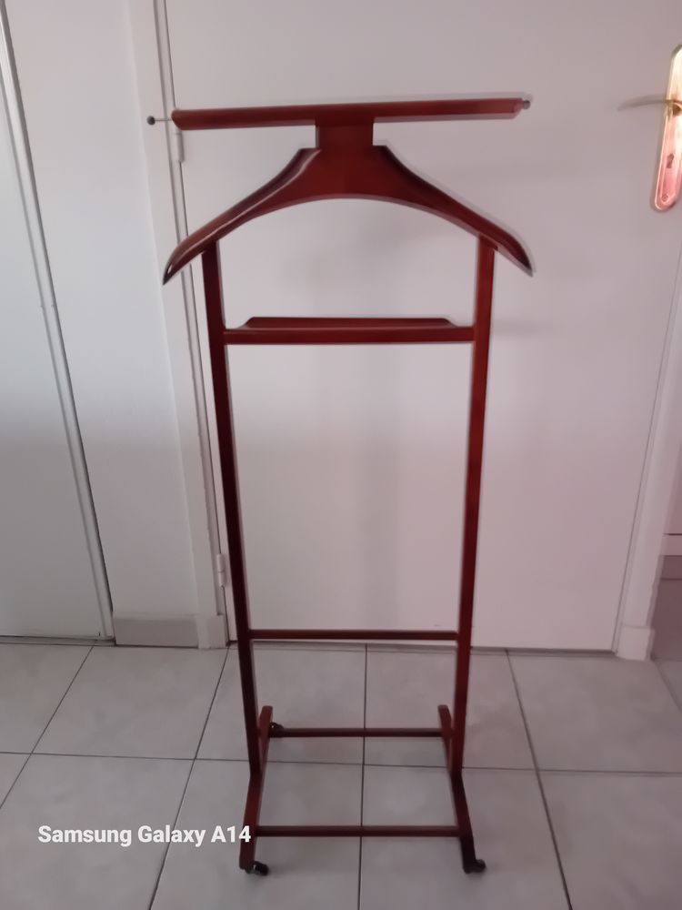 VALET DE CHAMBRE SIGNE REGNETTI 18 Roanne (42)