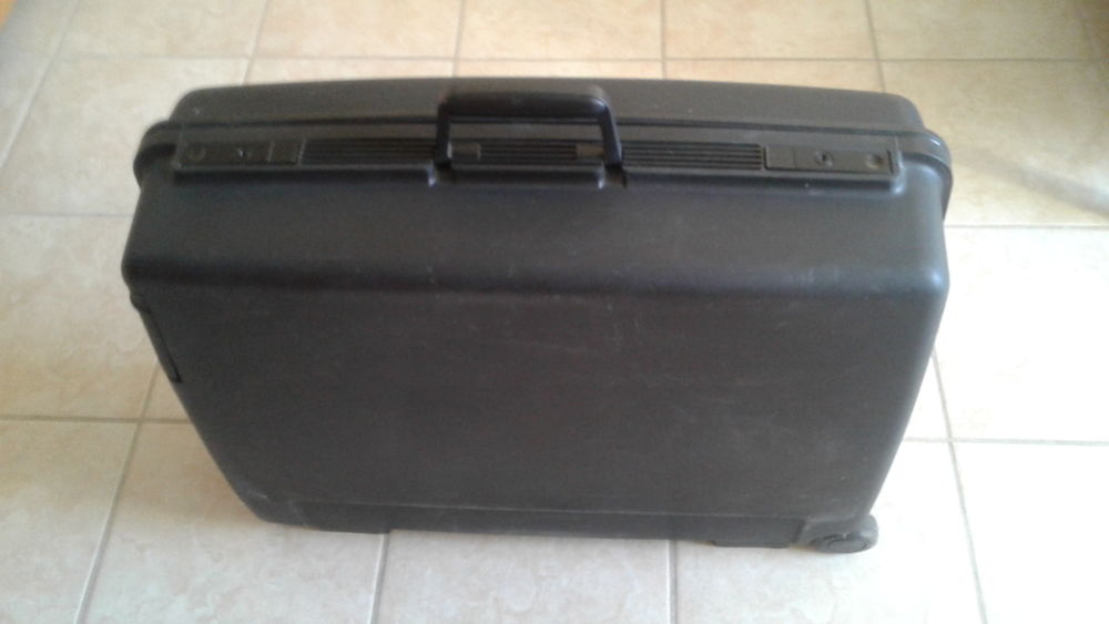 Valise DELSEY en tr�s bon �tat avec 2 roulettes et 2 poign�e 18 Montaren-et-Saint-M�diers (30)