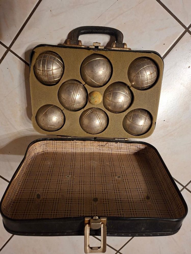Valise mallette 8 boules de p�tanque  en acier
80 H�ricourt (70)