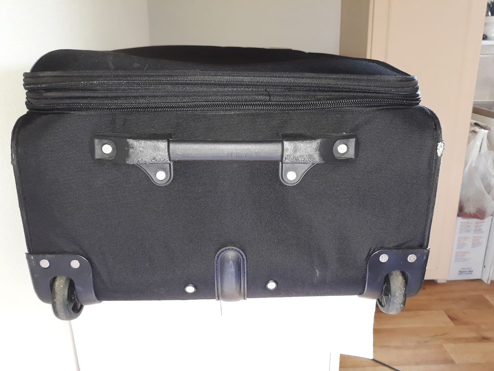 Valise noire � 2 roulettes 40 B�gles (33)