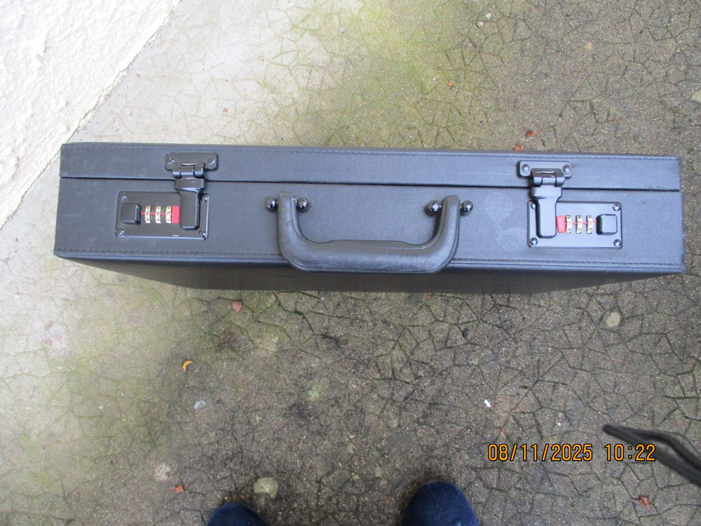 valise porte document 15 Neuville-de-Poitou (86)