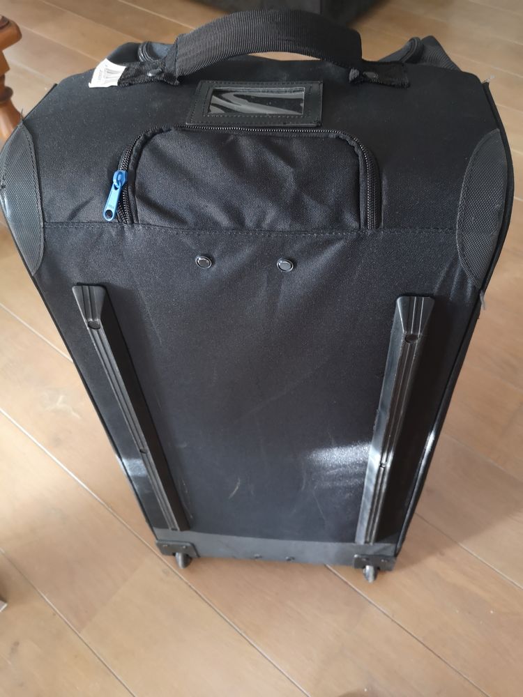 Valise � roulette marque KIPSTA noire 28 P�ronnas (01)