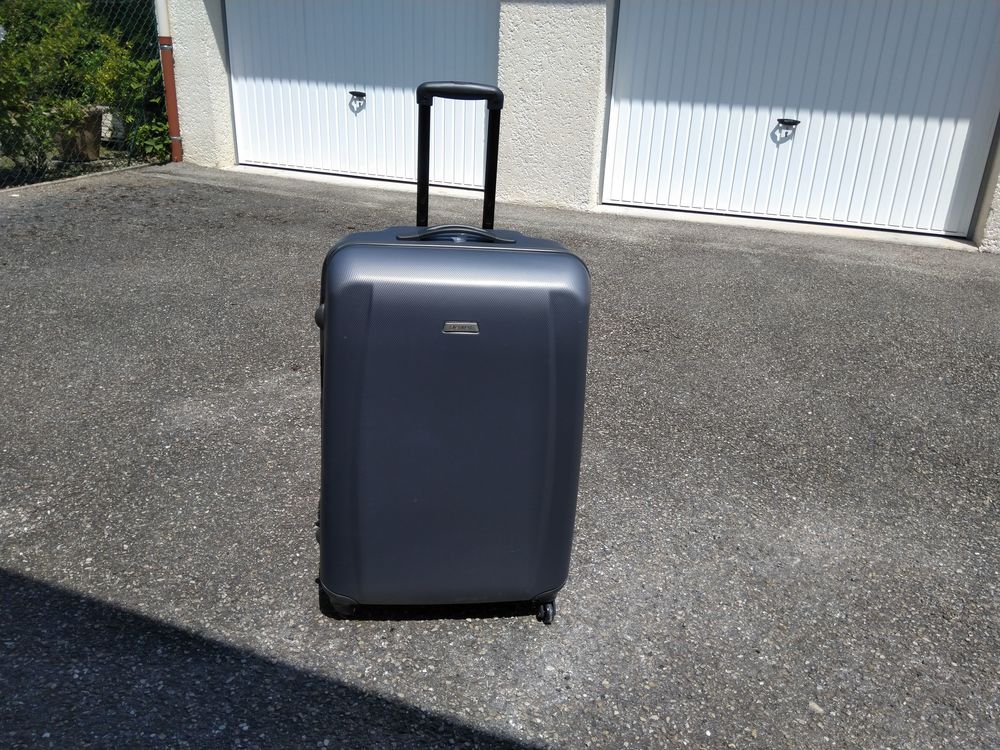 valise sur roulettes pivotantes avec code de s�curit�. 40 Saint-�tienne-de-Saint-Geoirs (38)