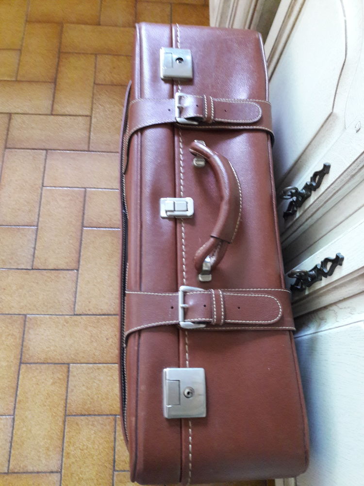 Valise  en Simili Marron.   10 �. 10 Bizanos (64)