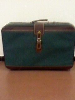 Valise en toile verte � roulettes AQUIBAG 20 Moulins (03)