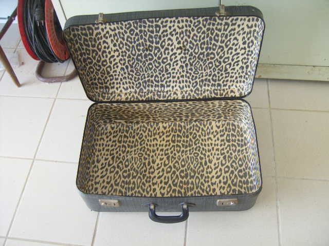 Valise vintage carton grise et d�cor l�opard 35 Wolxheim (67)