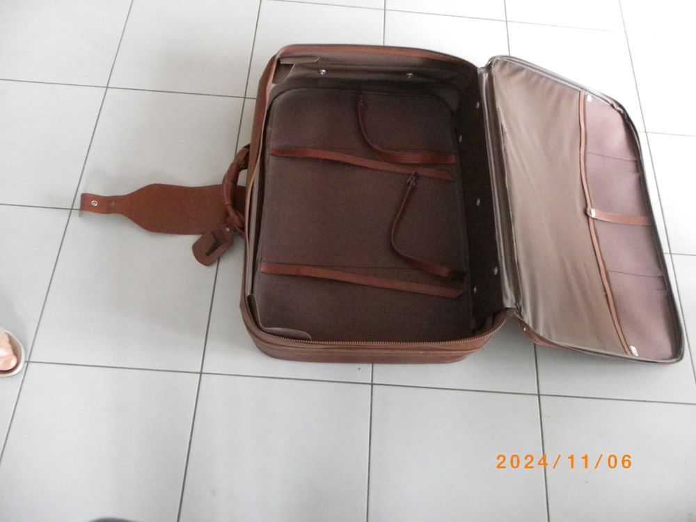  2  VALISES  EN CUIR VERITABLE 25 Cournon-d'Auvergne (63)