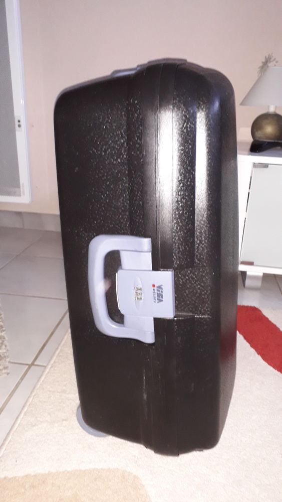 2 valises rigides. Une Delsey 25 Cheminot (57)