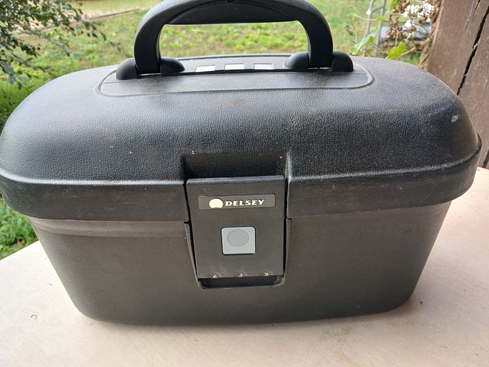 valisette de toilette / vanity 12 Vendeuvre-du-Poitou (86)