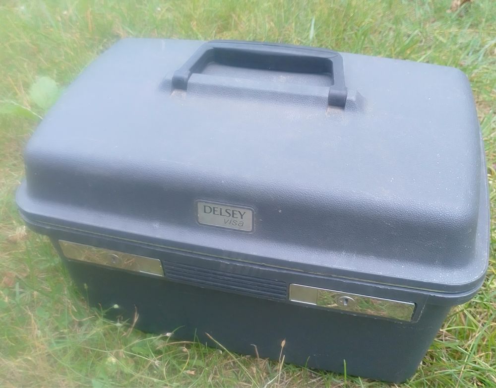 Valisette / Vanity  case Delsey grise 15 Beauchamp (95)