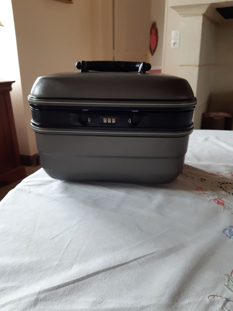 Valisette (vanity) 12 Aubign�-Racan (72)