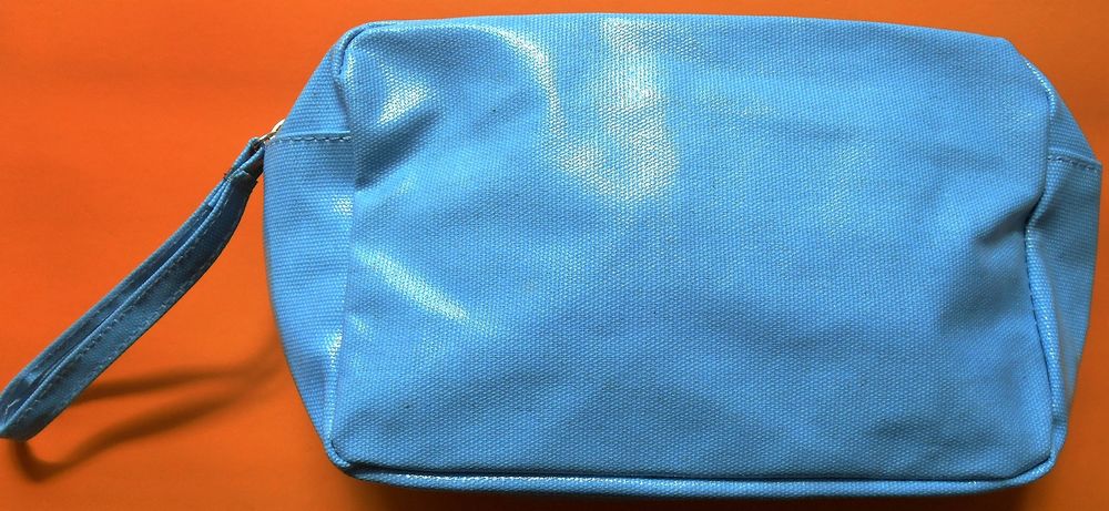 Vanity bleu Larg.21cm X Ht 13,5 X Prof.7,5cm 4 Villejuif (94)