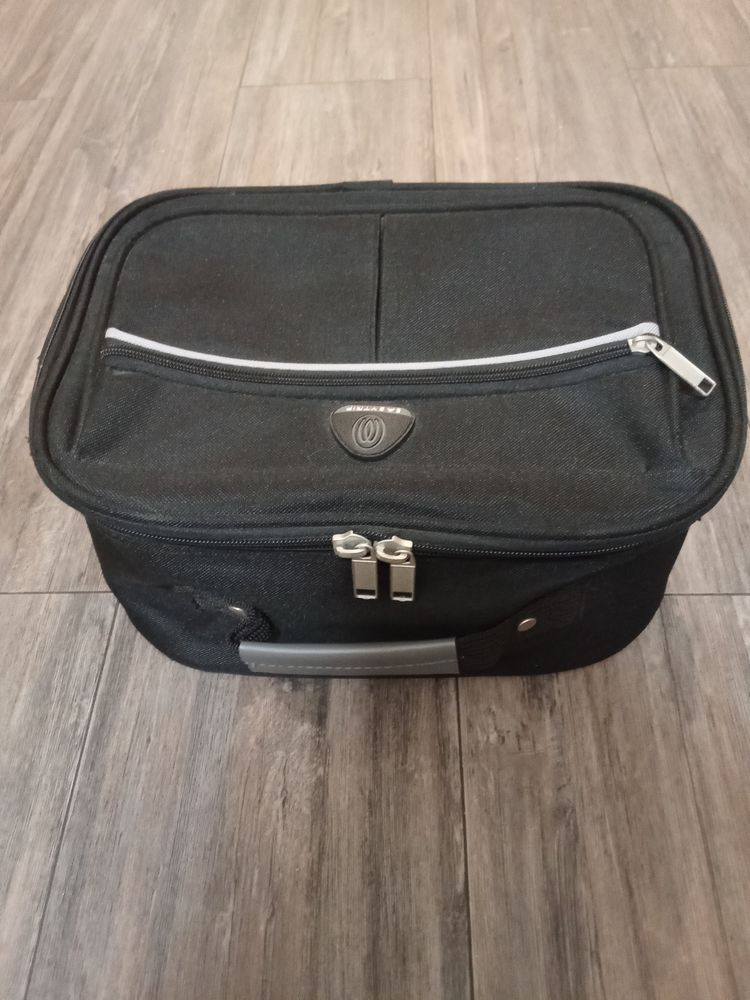 Vanity case noire 5 Caen (14)